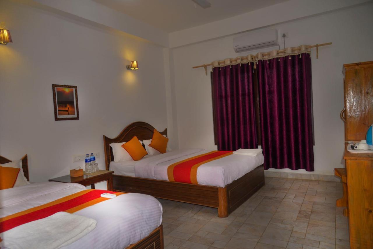 Hotel Chitwan Park Village Sauraha Exterior foto