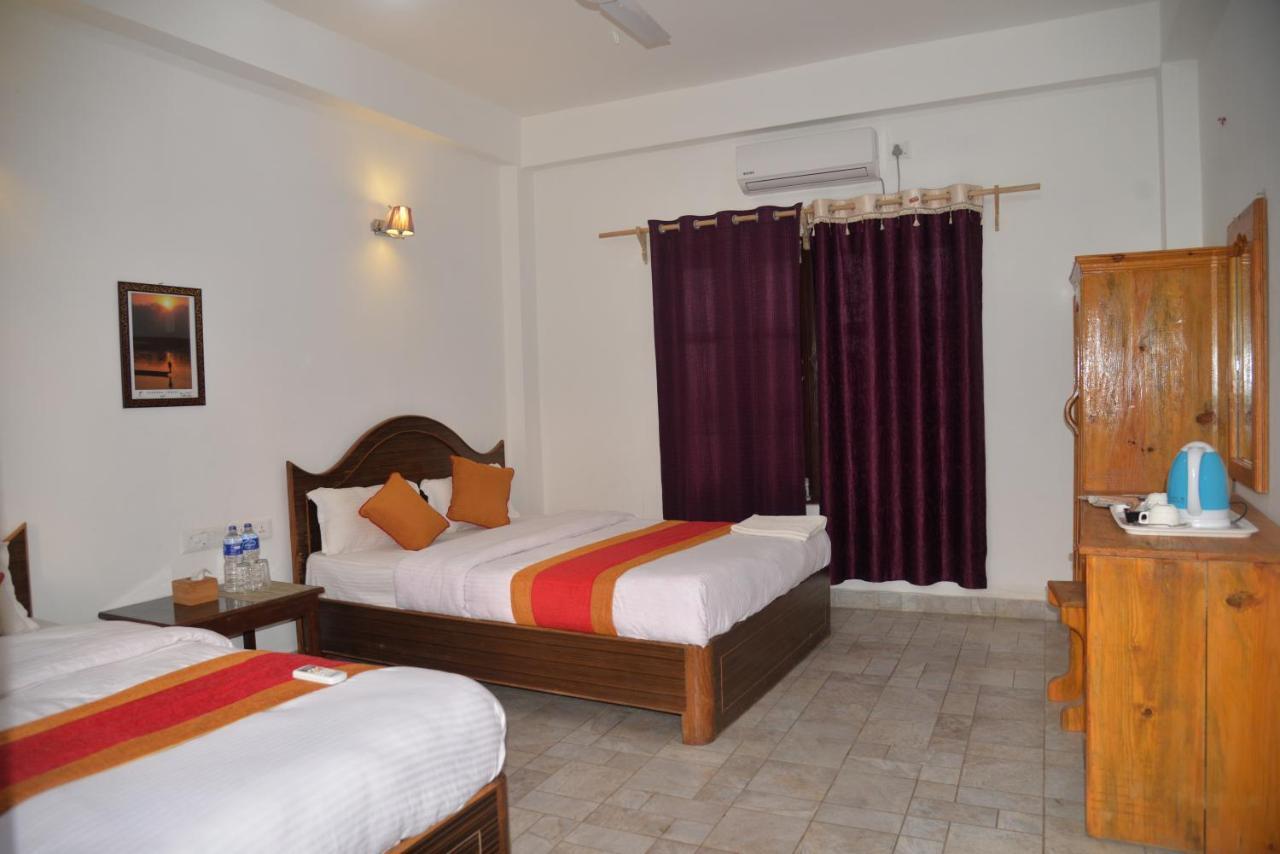 Hotel Chitwan Park Village Sauraha Exterior foto
