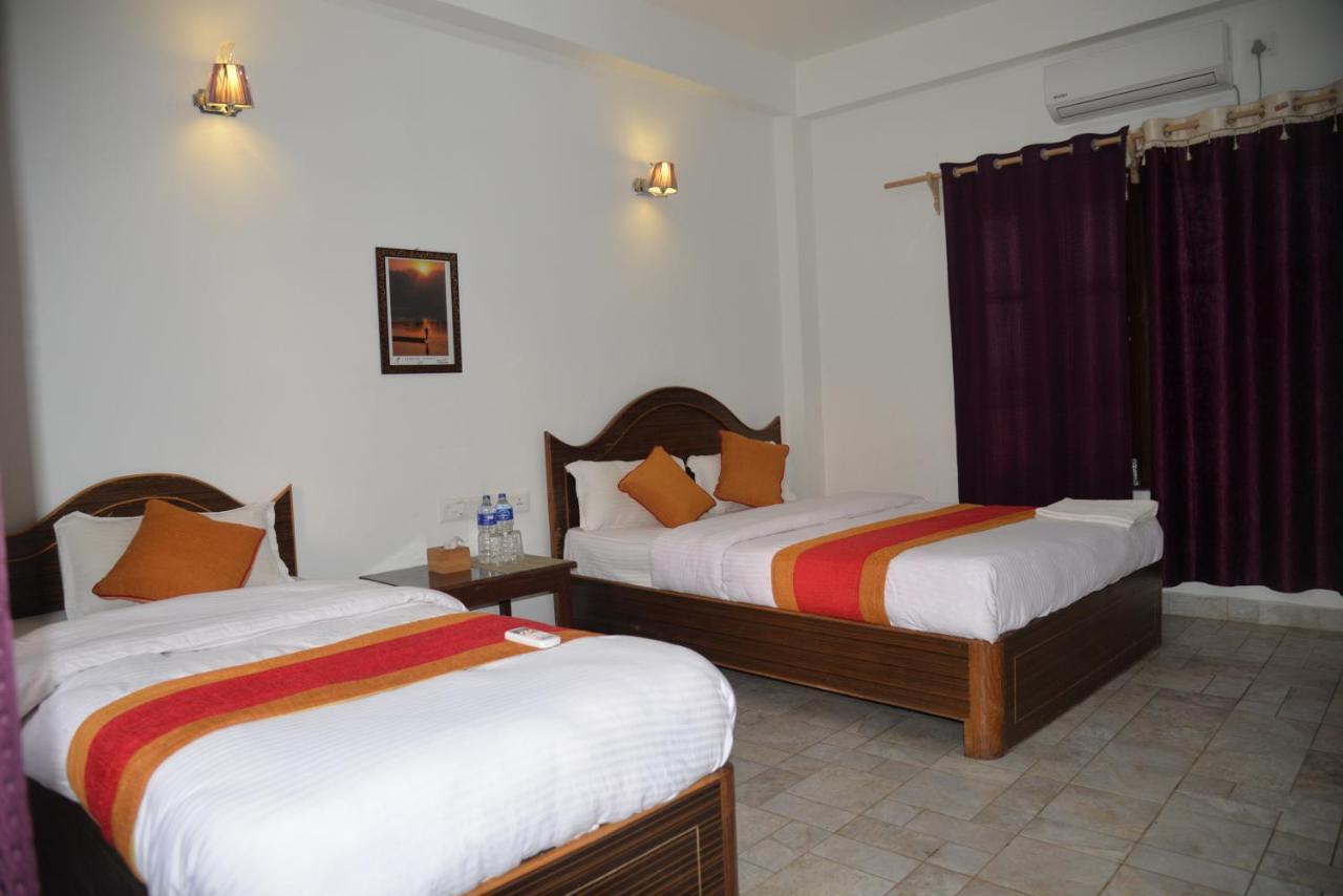Hotel Chitwan Park Village Sauraha Exterior foto